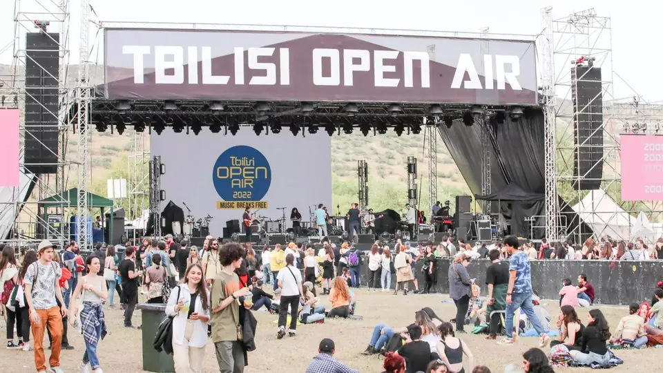 Публика фестиваля перед главной сценой Tbilisi Open Air солнечным днем