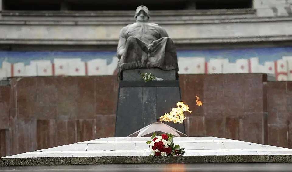 Вечный огонь и розы ко Дню Победы у могилы Неизвестного солдата в Ваке-парке