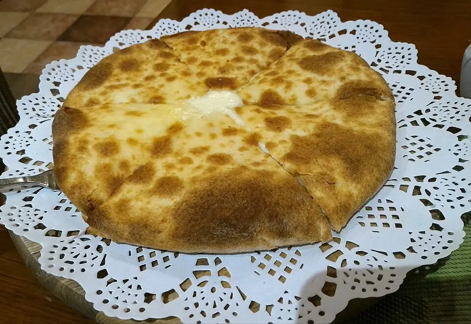 Round Imeretian khachapuri cut into slices