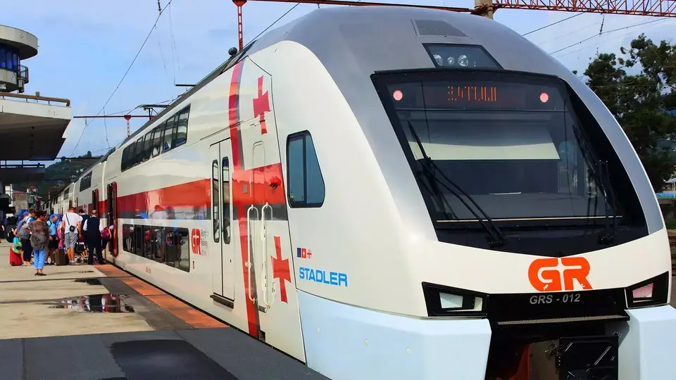 Красно-белый двухэтажный поезд Stadler с надписью «Батуми» на табло у платформы