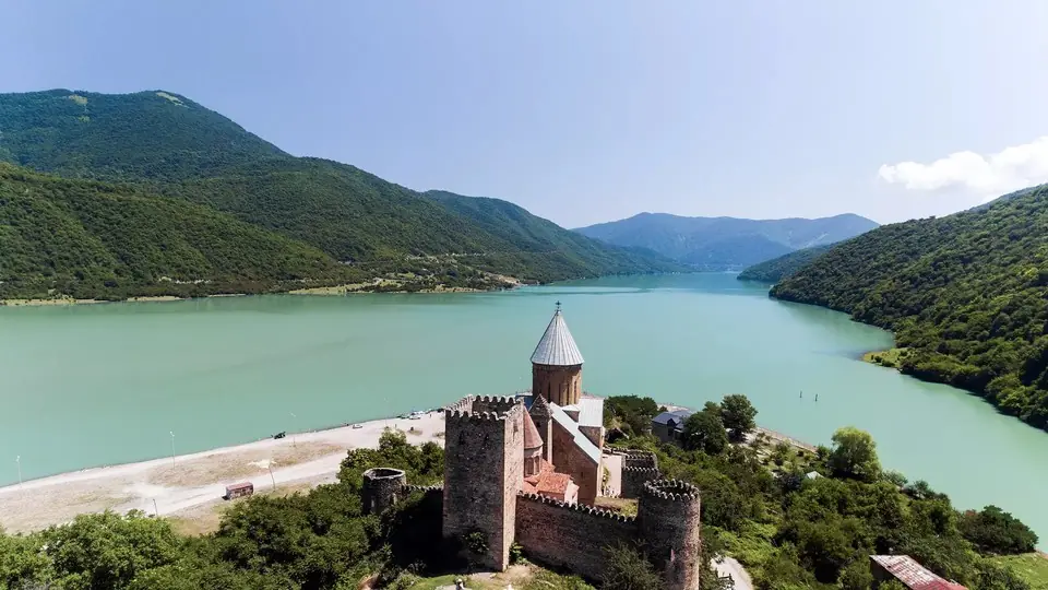 Крепость Ананури с купольной церковью над бирюзовым Жинвальским водохранилищем