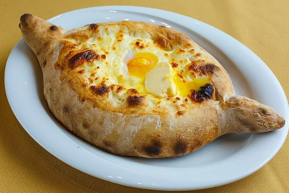 Хачапури по-аджарски с яйцом и сливочным маслом